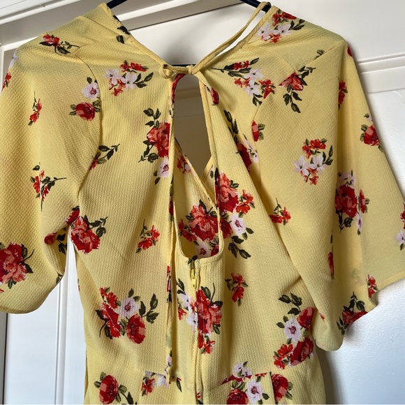 Yellow floral jumper with tie at waist. Cute and casual. Size Large. - Picture 5 of 5